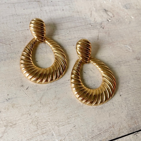 Gold Oval Hoop Detailed Earrings - Picture 1 of 16